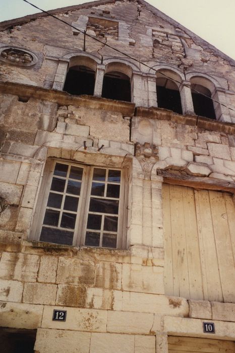 Maison : Façade sur rue, vue partielle