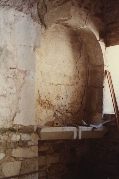 Maison : Détail du lavabo en pierre