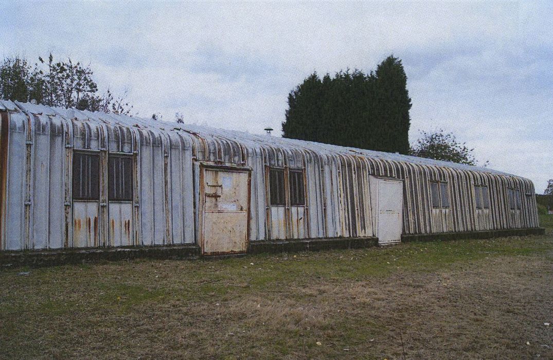 "Pavillon Fillod ou préfabriqué de type "parois inclinées", vue générale"