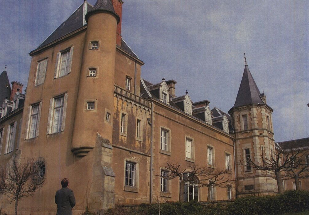 Château de Dracy : Façades sud et est, vue partielle