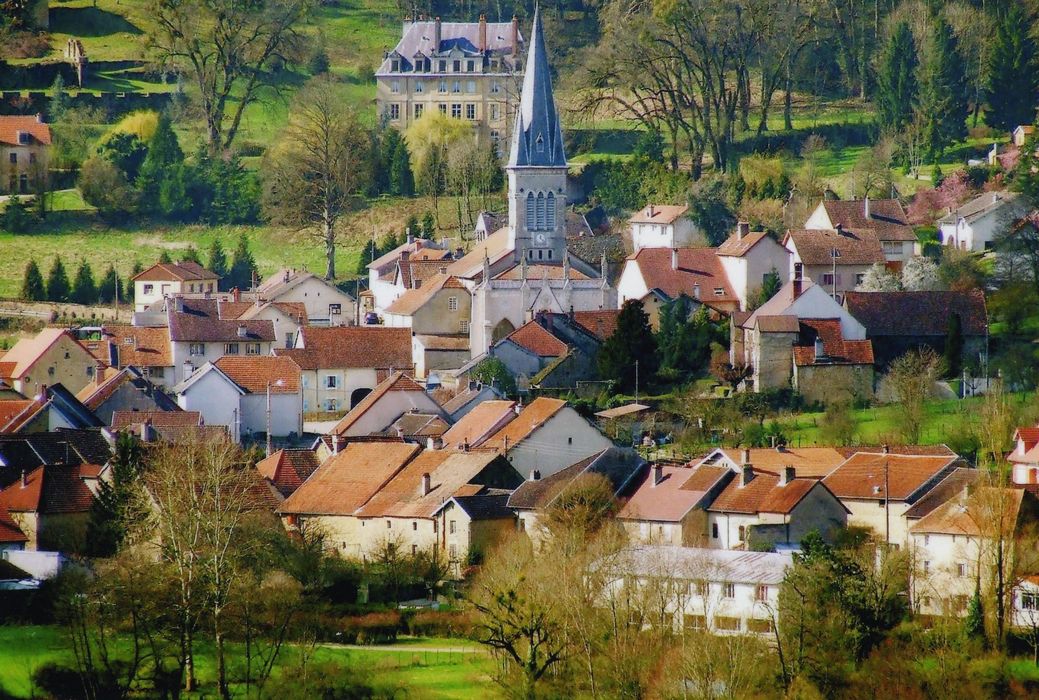 Eglise des Saint-Jumeaux : Vue générale de l’église dans son environnement depuis l’Est