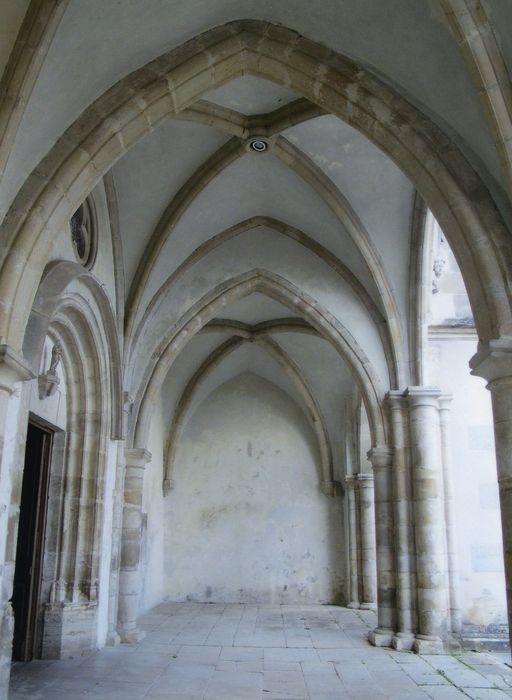 Eglise des Saint-Jumeaux : Nartex sous l’avant-porche, vue partielle