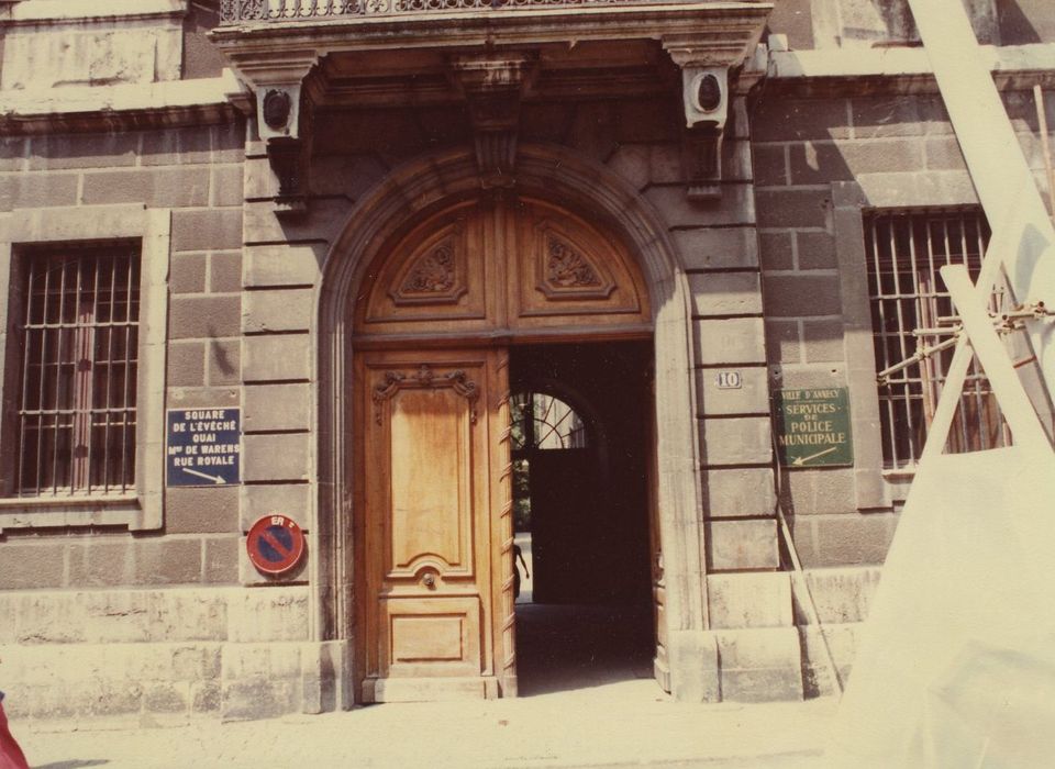 Palais épiscopal (ancien) : Portail d’accès sur rue, vue générale