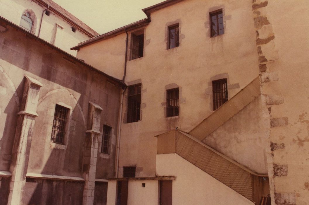 Palais épiscopal (ancien) : Cour intérieure, vue partielle des façades