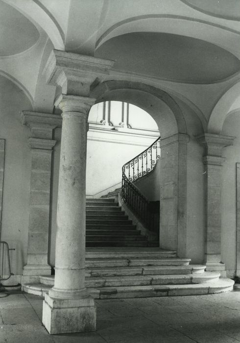 Palais épiscopal (ancien) : Porche, vue partielle du vestibule