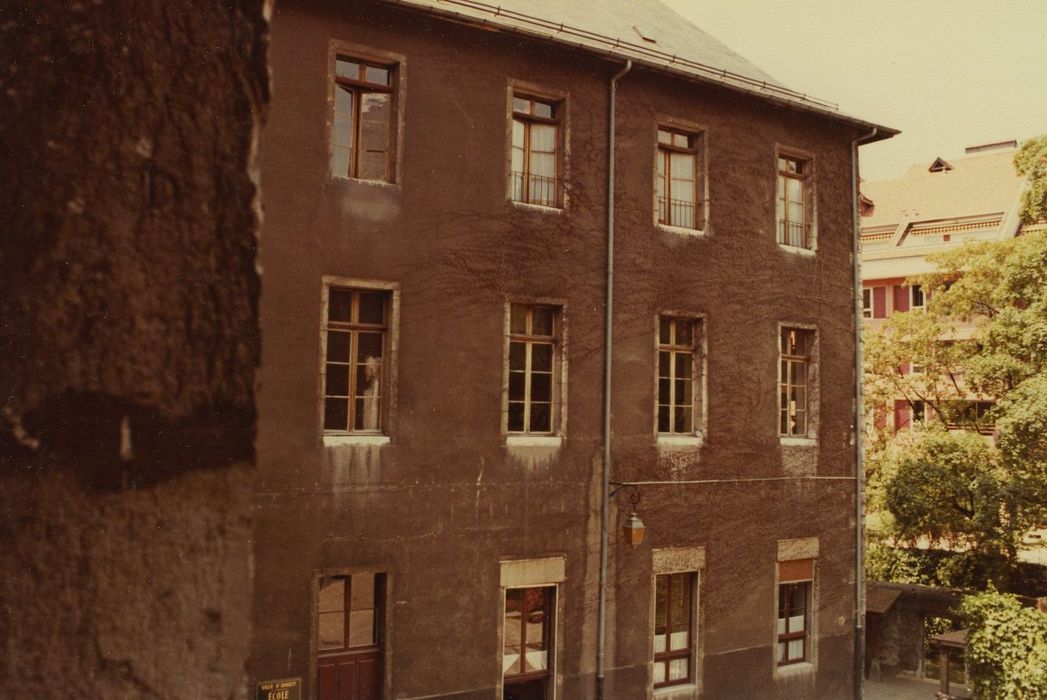 Palais épiscopal (ancien) : Façade est sur le square de l’évêché, vue partielle