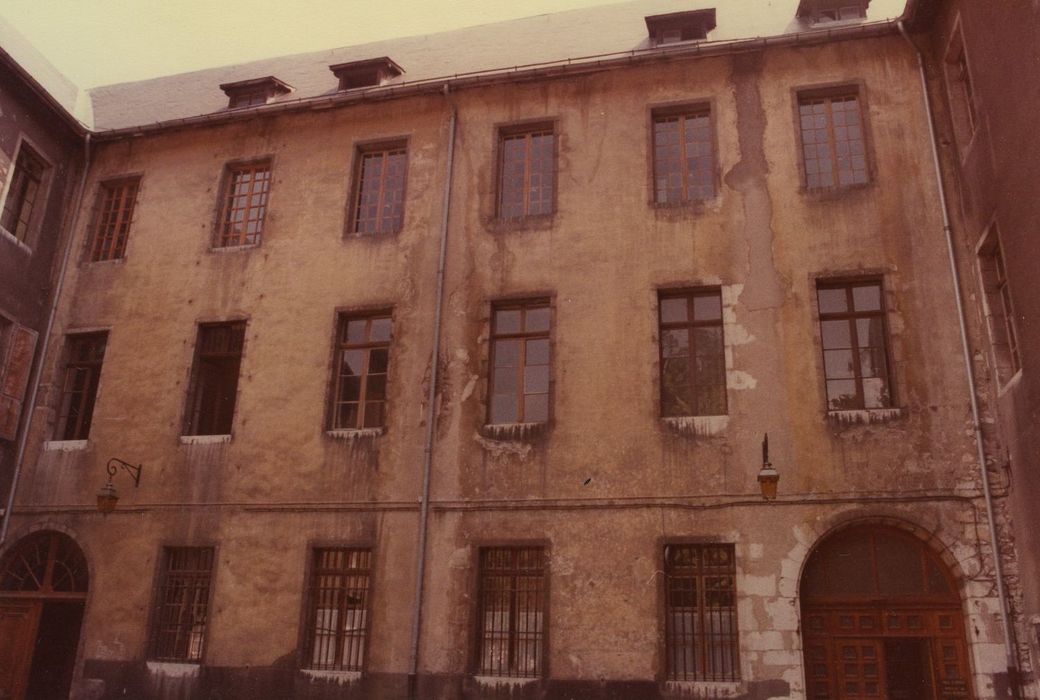 Palais épiscopal (ancien) : Façade nord sur le square de l’évêché, vue partielle