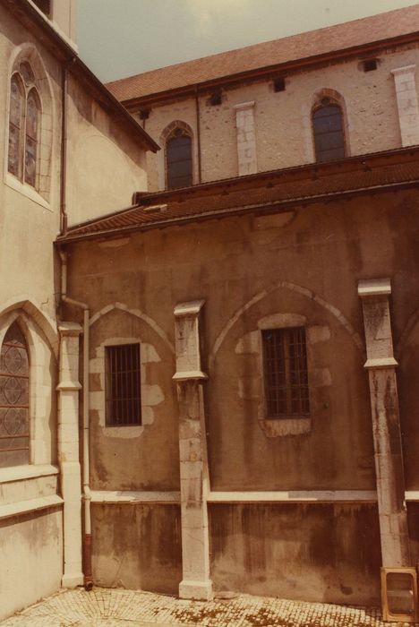 Palais épiscopal (ancien) : Cour intérieure, façade latérale ouest de la cathédrale, vue partielle