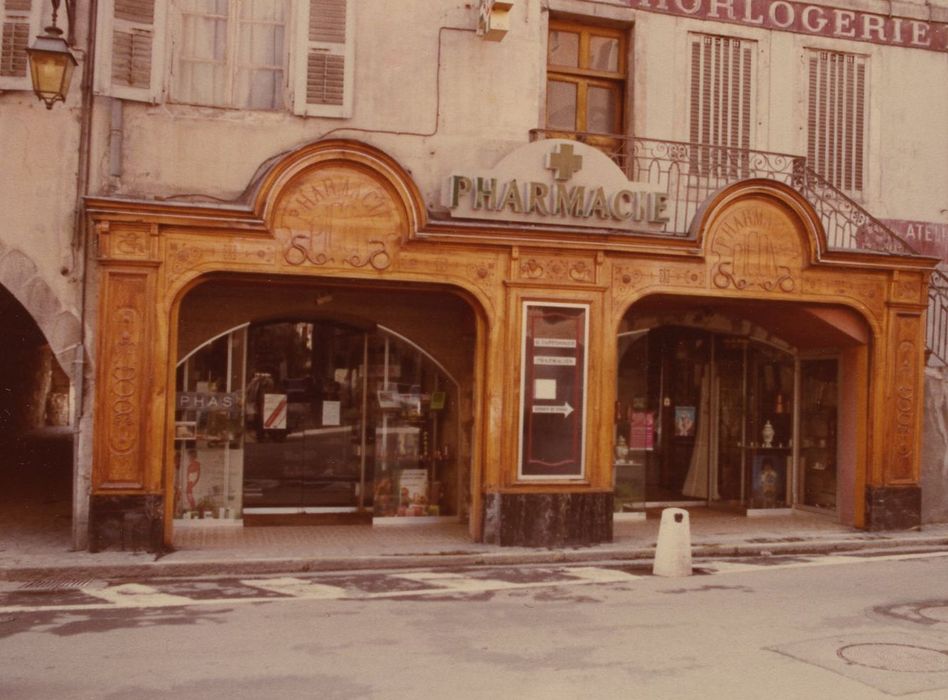 Magasin de commerce (pharmacie) : Vue générale de la devanture