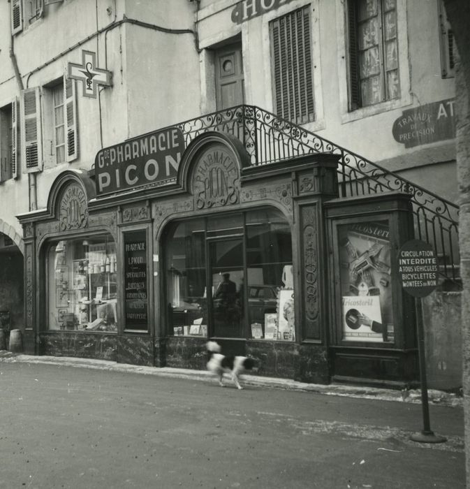 Magasin de commerce (pharmacie) : Vue générale de la devanture