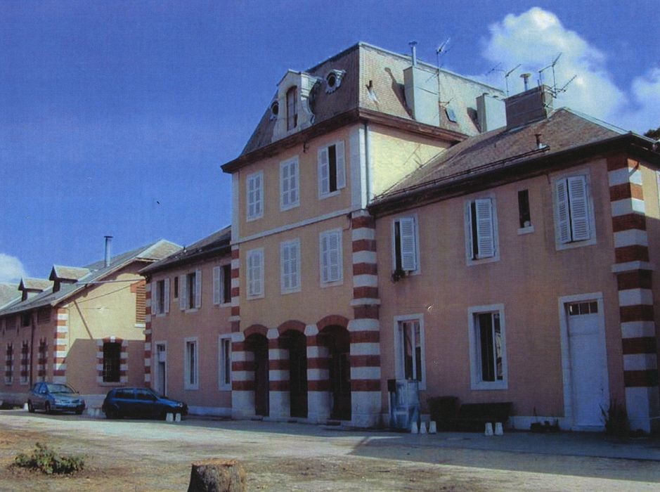 Haras national d’Annecy : Façade postèrieure du bâtiment d’honneur, vue partielle