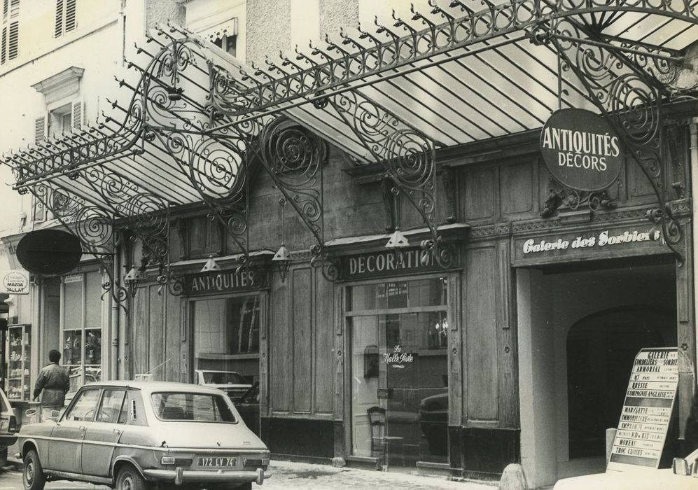 Magasin d’antiquités : Devanture, vue générale