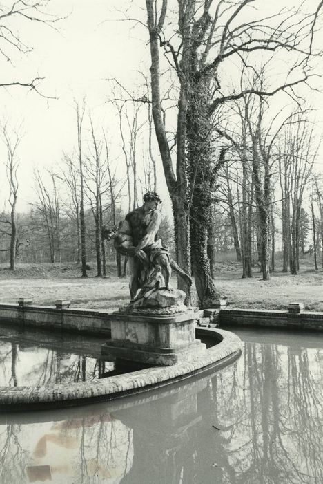 Château de Châtres : Parc, bassin du petit miroir, groupe sculpté : Thésée et le Minotaure