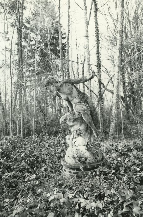 Château de Châtres : Parc, statue de la jeune femme aux colombes