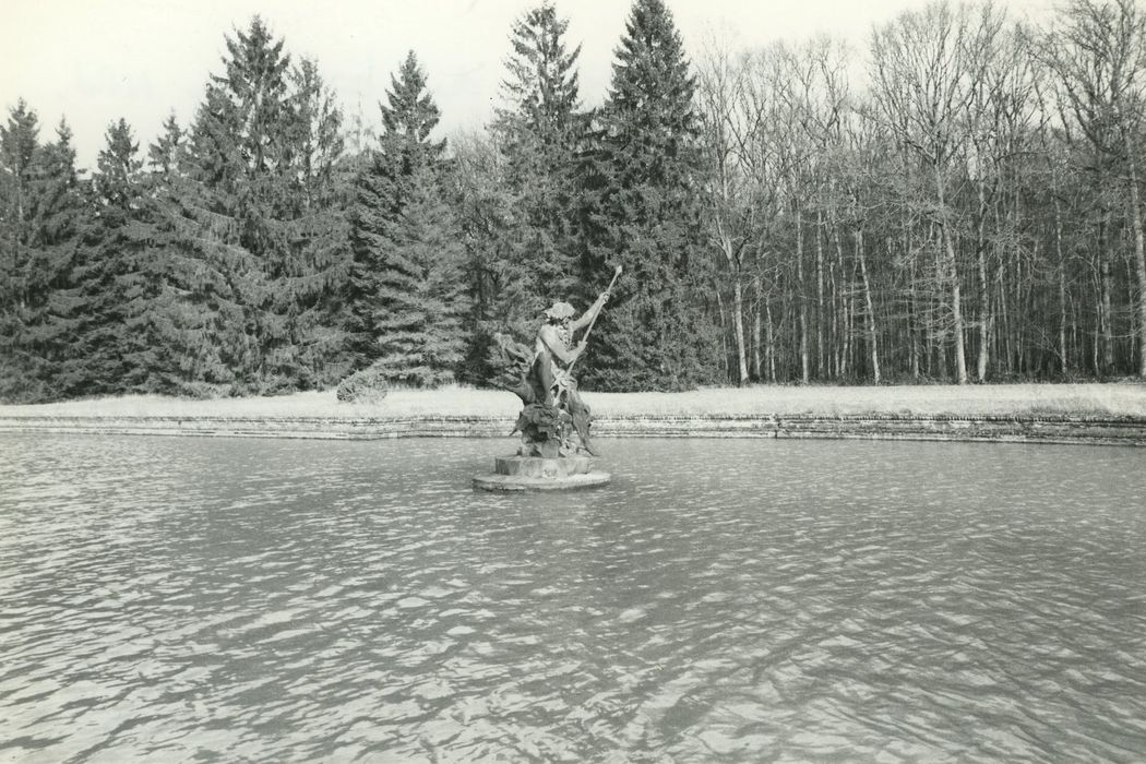 Château de Châtres : Parc, grand bassin nord, statue : Neptune