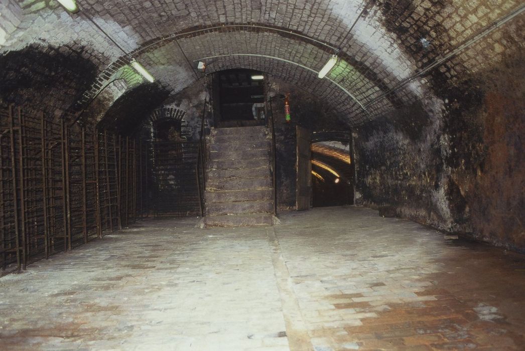 Pressoir : Cave, centrale, vue générale