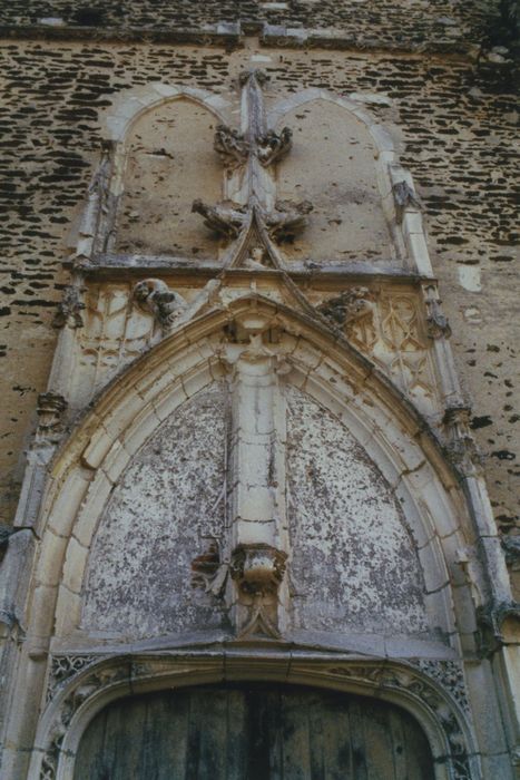 Eglise Saint-Médard : Grand portail occidental, vue partielle