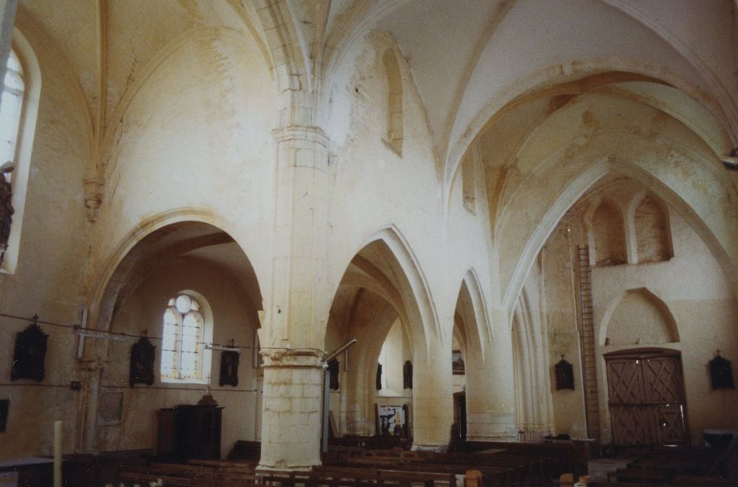 Eglise Saint-Médard : Nef et bas—côté sud, vue générale