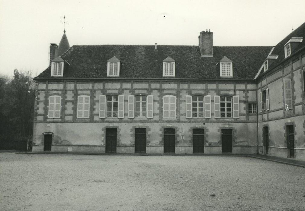 Château : Aile sud, façade nord sur cour, vue générale