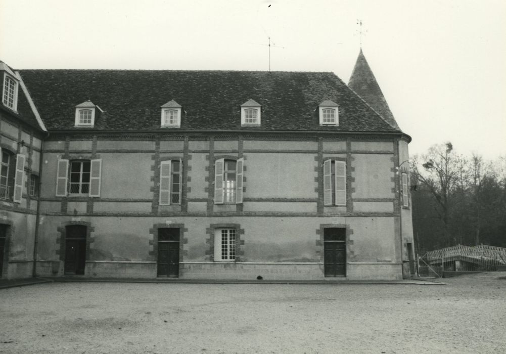 Château : Aile ouest, façade est, vue générale