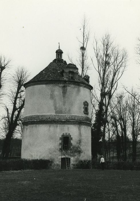 Château : Pigeonnier, vue générale