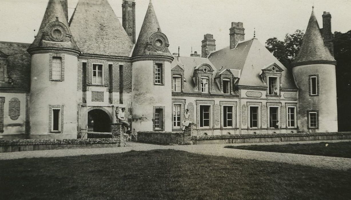 Château : Façade sud, vue partielle