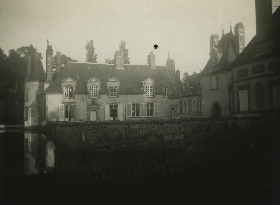 Château : Aile latérale est sur cour, façade ouest, vue générale