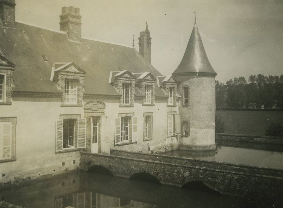 Château : Aile latérale est, façade est, vue partielle