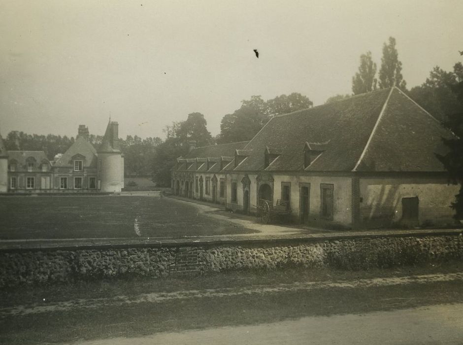 Château : Communs, aile est, ensemble ouest, vue générale