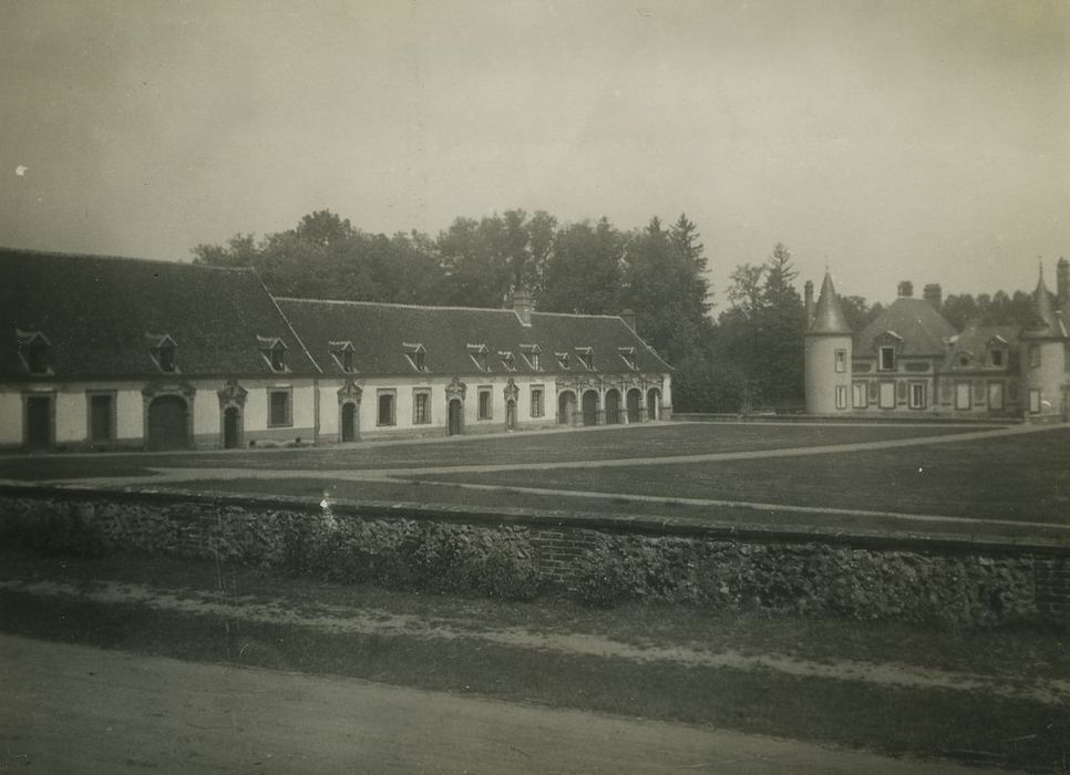 Château : Communs, aile ouest, ensemble est, vue générale