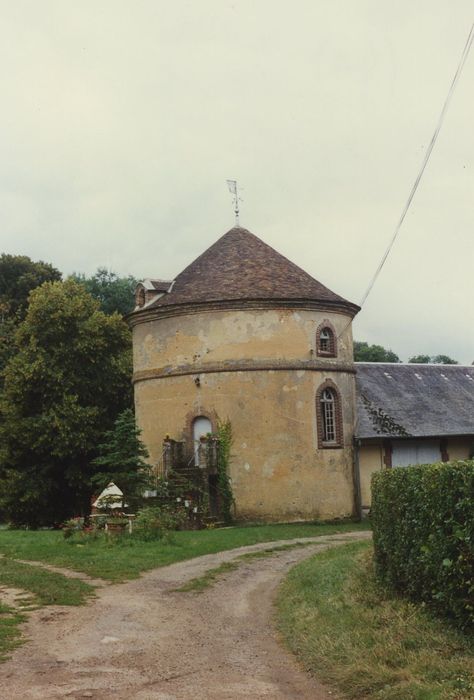 Château de Montigny : Pigeonnier, vue générale