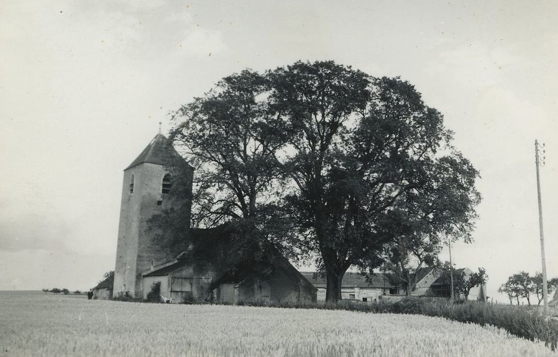 Eglise Saint-Jean-Baptiste : Vue générale de l’église depuis l’Ouest