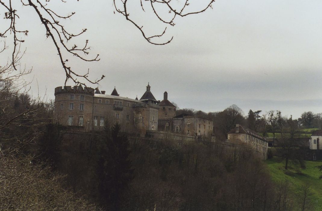 Château de Chastellux : Vue générale du château dans son environnement depuis le Nord