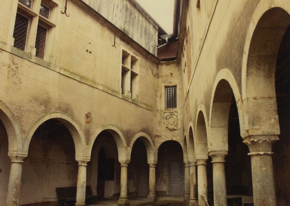 Château de Chastellux : Cour intérieure, vue partielle des façades