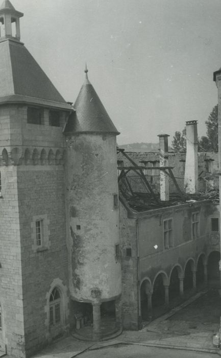 Château de Chastellux : Aile est sur la cour intérieure, vue partielle