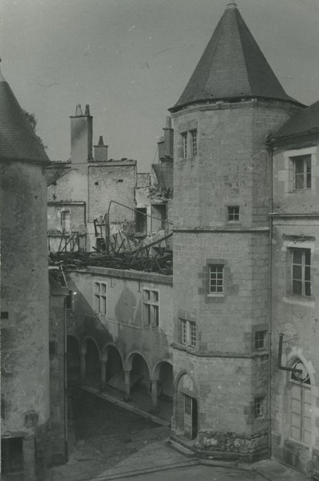 Château de Chastellux : Aile ouest sur la cour intérieure, vue partielle