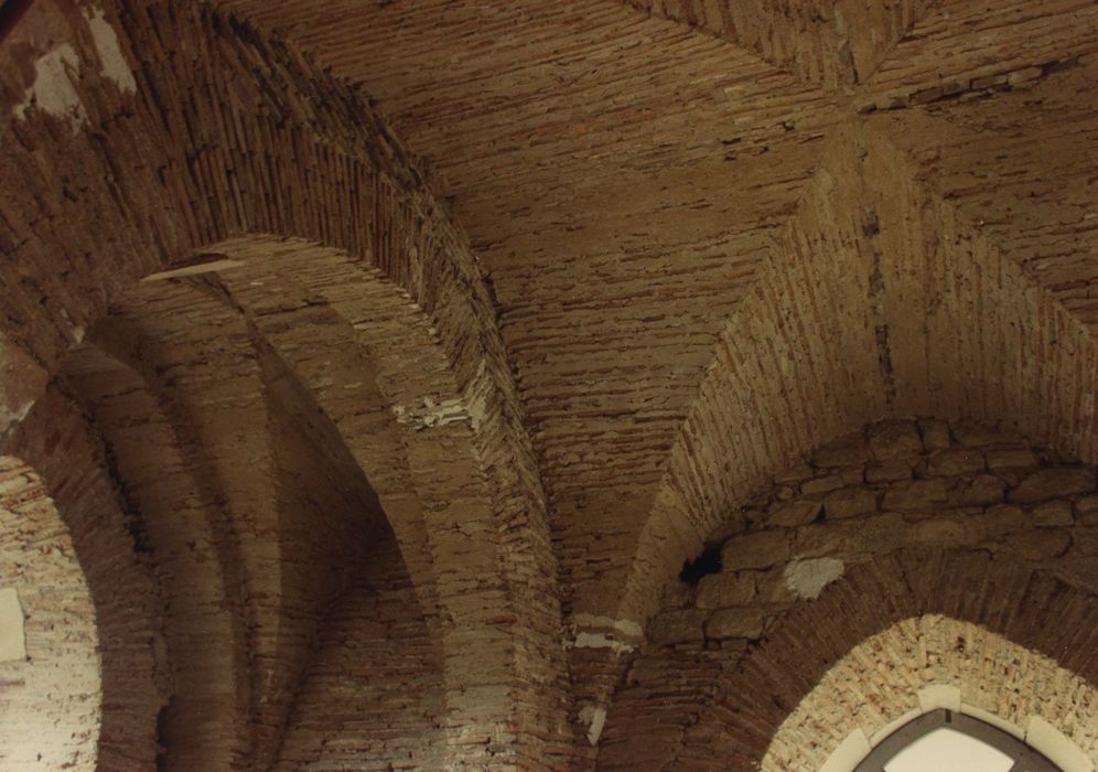 Château de Chastellux : Grande tour carrée, rez-de-chaussée, vue partille de la voûte