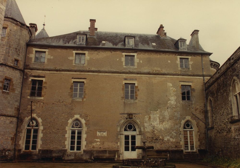 Château de Chastellux : Cour intérieure, façade ouest, vue générale