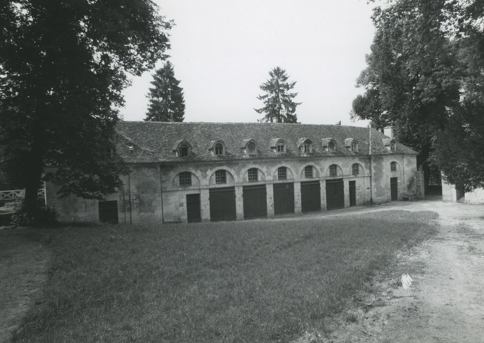 Château de Chastellux : Communs, façade est, vue générale