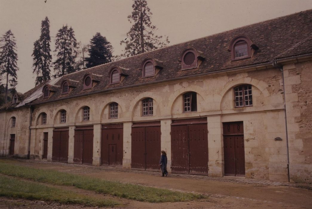 Château de Chastellux : Communs, façade est, vue générale