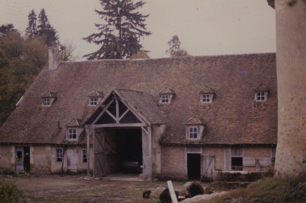 Château de Chastellux : Bâtiment de ferme, façade sud, vue générale