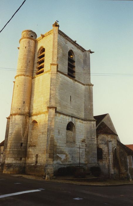 Eglise Saint-Barthélémy : Clocher, élévations sud et est, vue générale