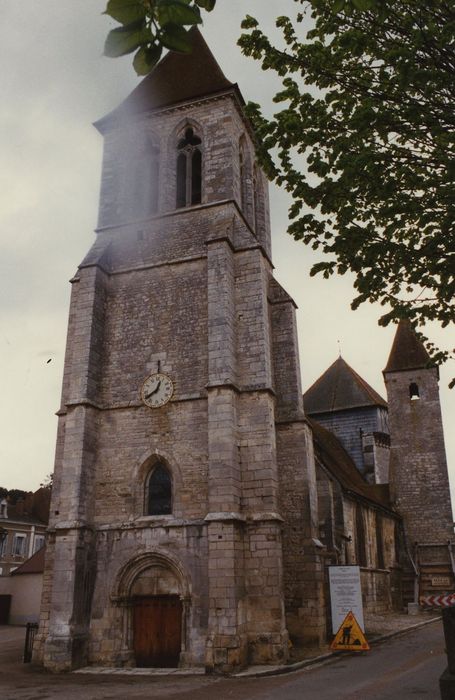 Eglise Saint-Valérien : Façade occidentale, vue générale