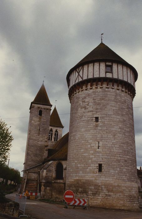 Eglise Saint-Valérien : Tour fortifiée au chevet, vue générale