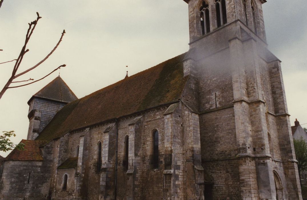 Eglise Saint-Valérien : Façade latérale nord, vue générale