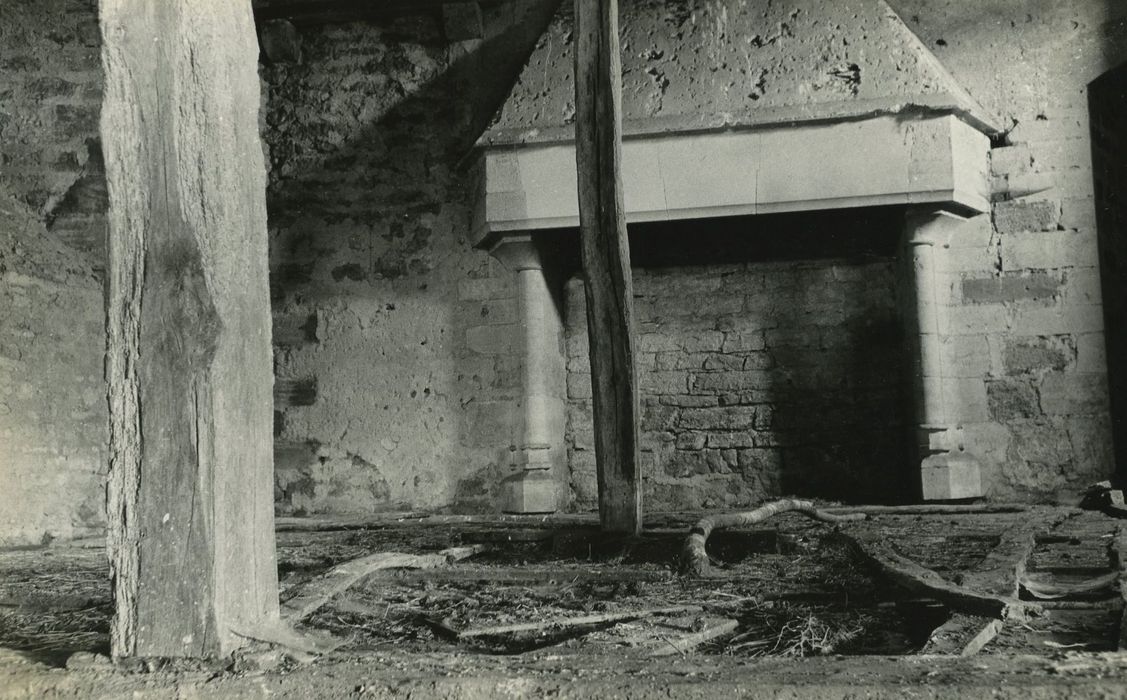 Château (ancien) : Logis nord, salle de gare, 1er étage, cheminée monumentale, vue générale