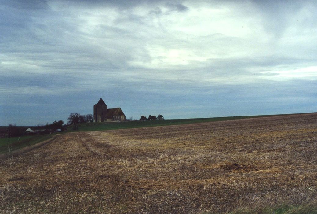 Eglise paroissiale Saint-Léger : Vue générale de l’église dans son environnement depuis le Sud-Est