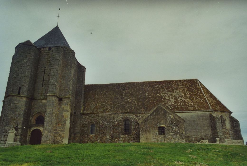 Eglise paroissiale Saint-Léger : Façade latérale sud, vue générale