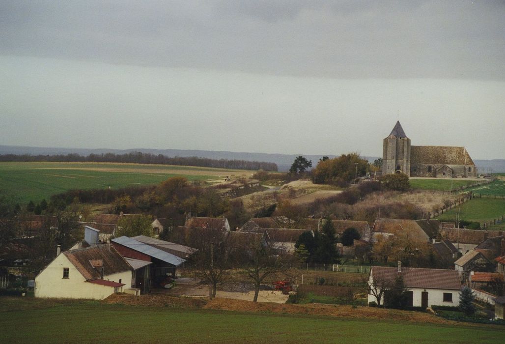 Eglise paroissiale Saint-Léger : Vue générale de l’église dans son environnement depuis le Sud