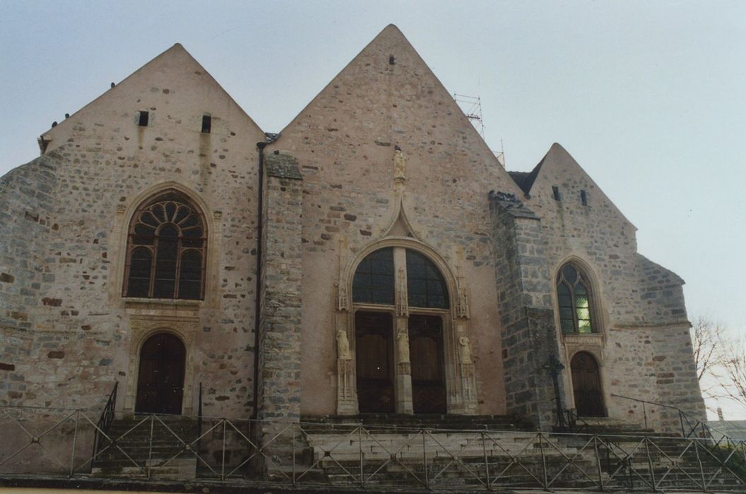 Eglise Saint-Loup : Façade occidentale, vue générale